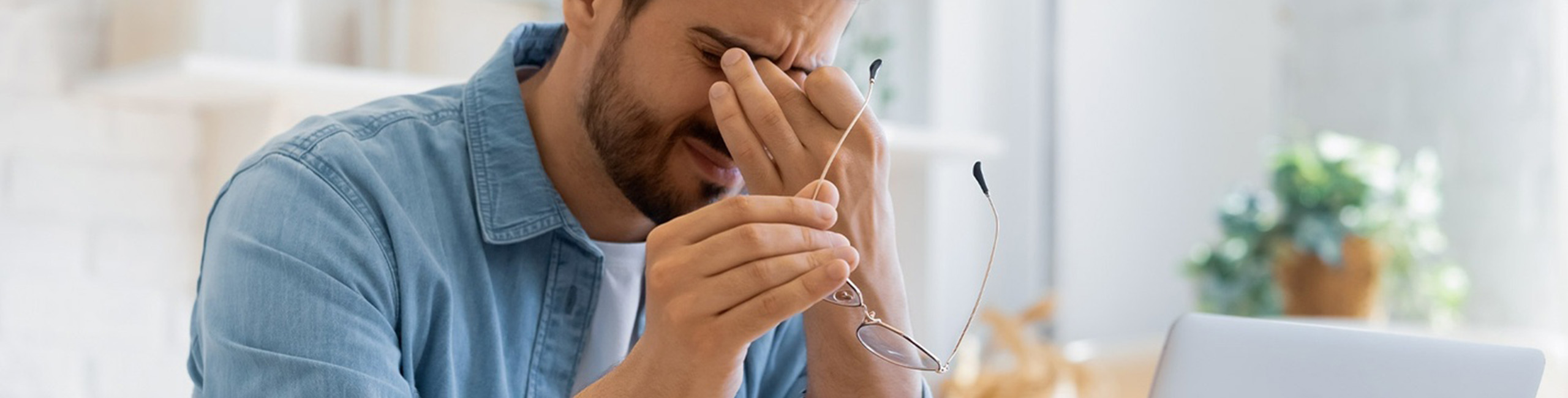 Moški pod stresom zaradi službe.
