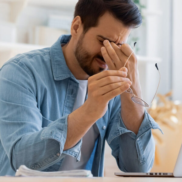 Moški pod stresom zaradi službe.