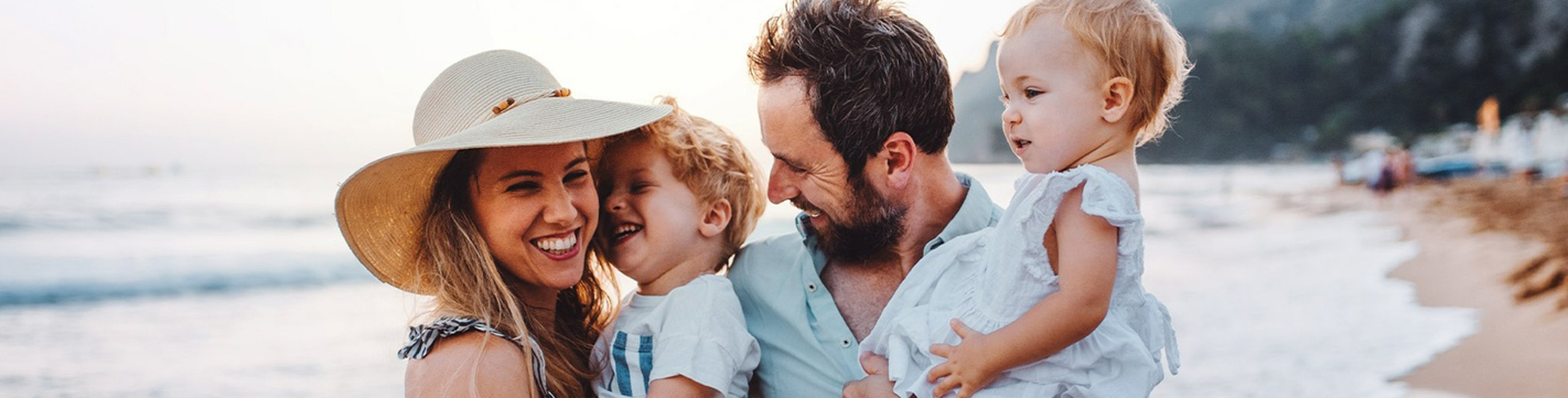 Mlada družina na dopustu, počitnicah.