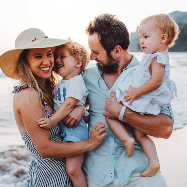 Mlada družina na dopustu, počitnicah. 