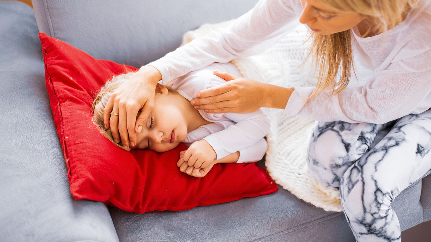Mati meri telesno temperaturo bolnemu otroku.