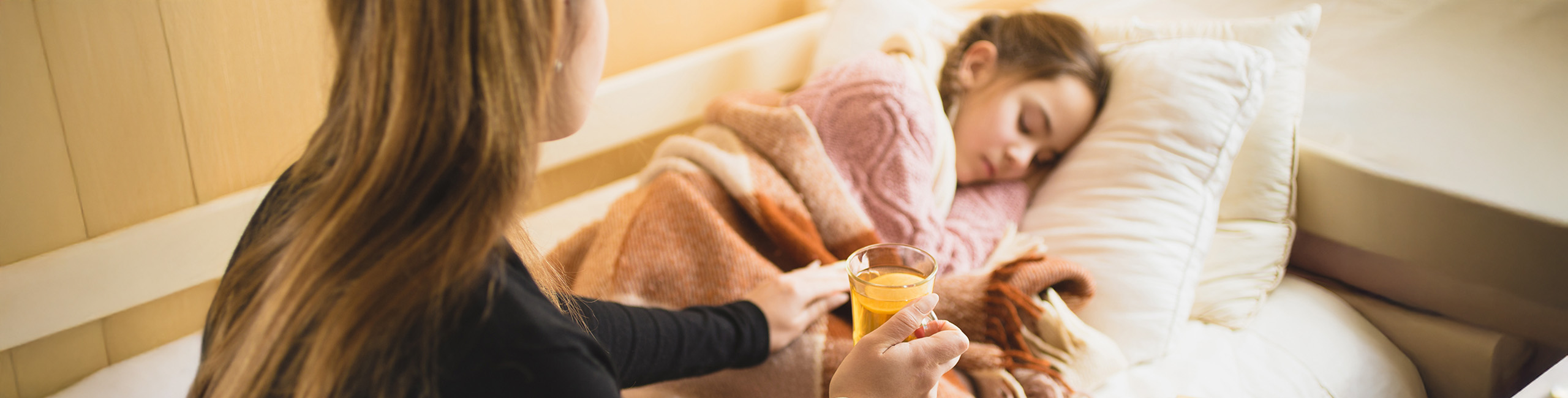 Bolna šolarka in njena mati.