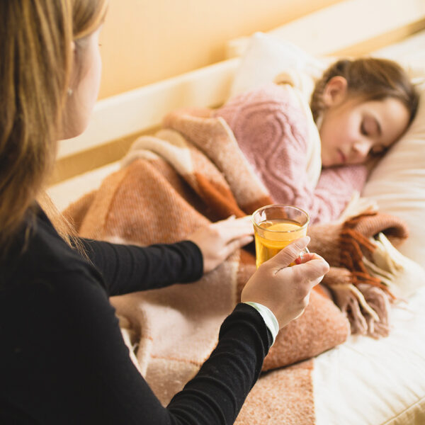 Bolna šolarka in njena mati.