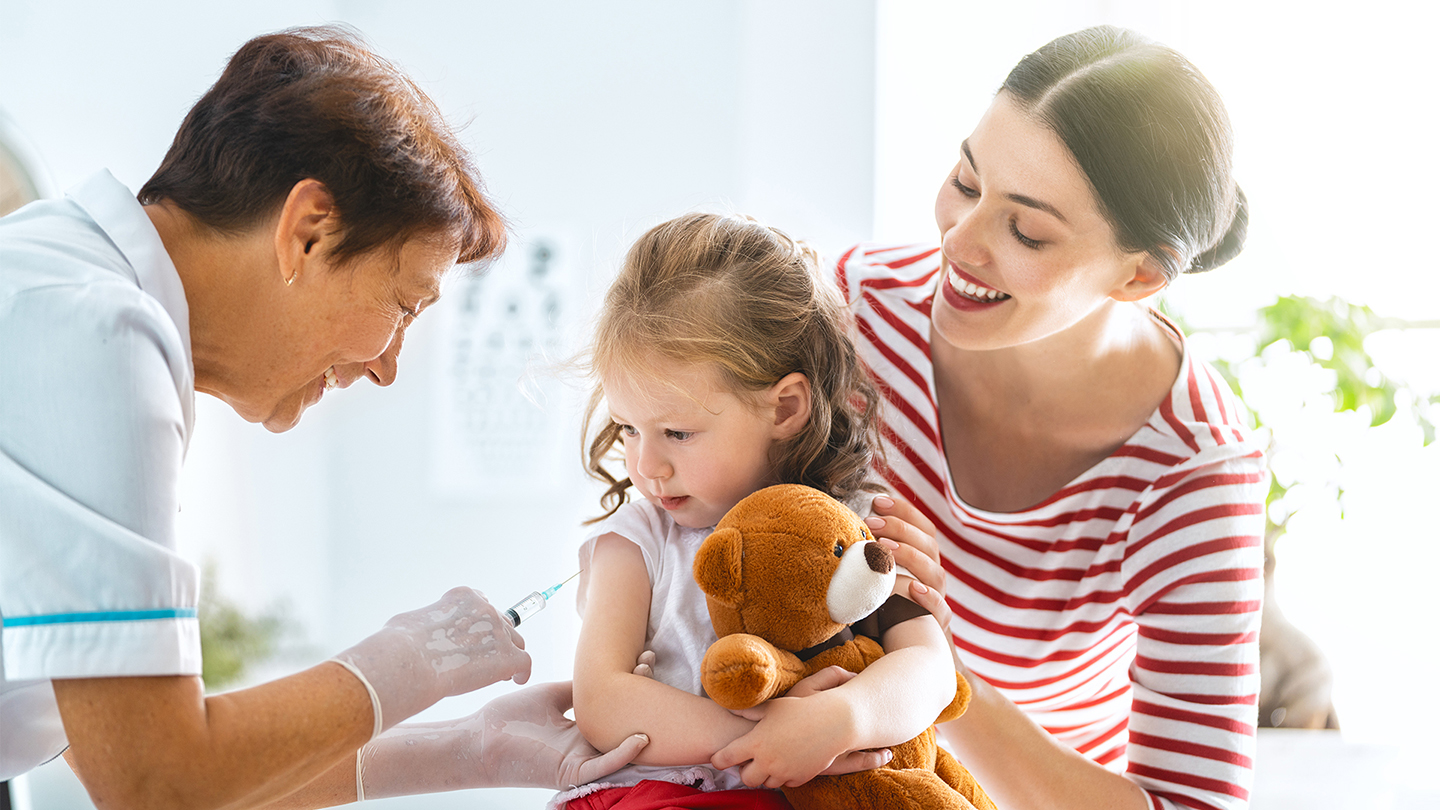 Deklica na cepljenju pri zdravniku.