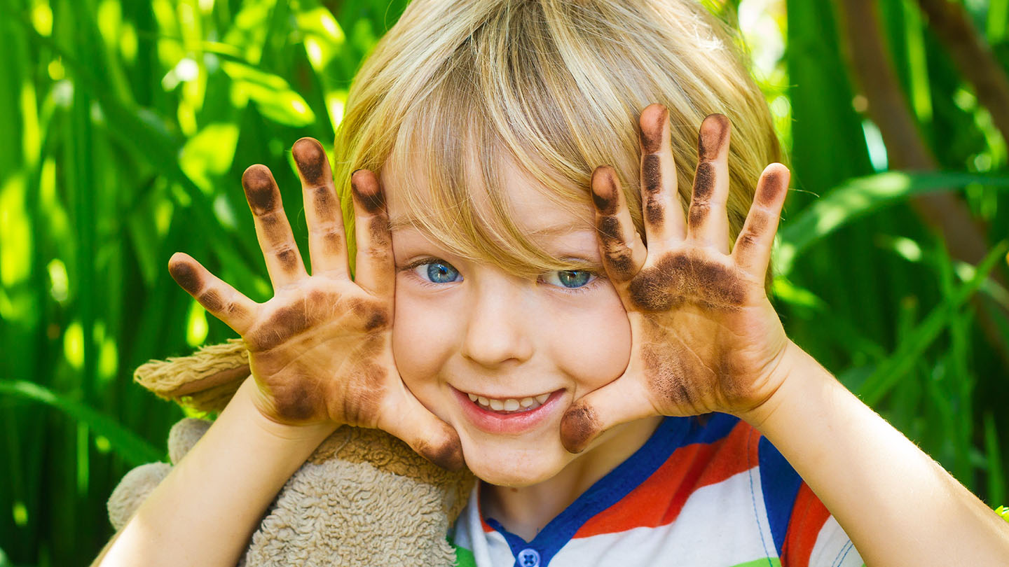 Deček z umazanimi rokami.