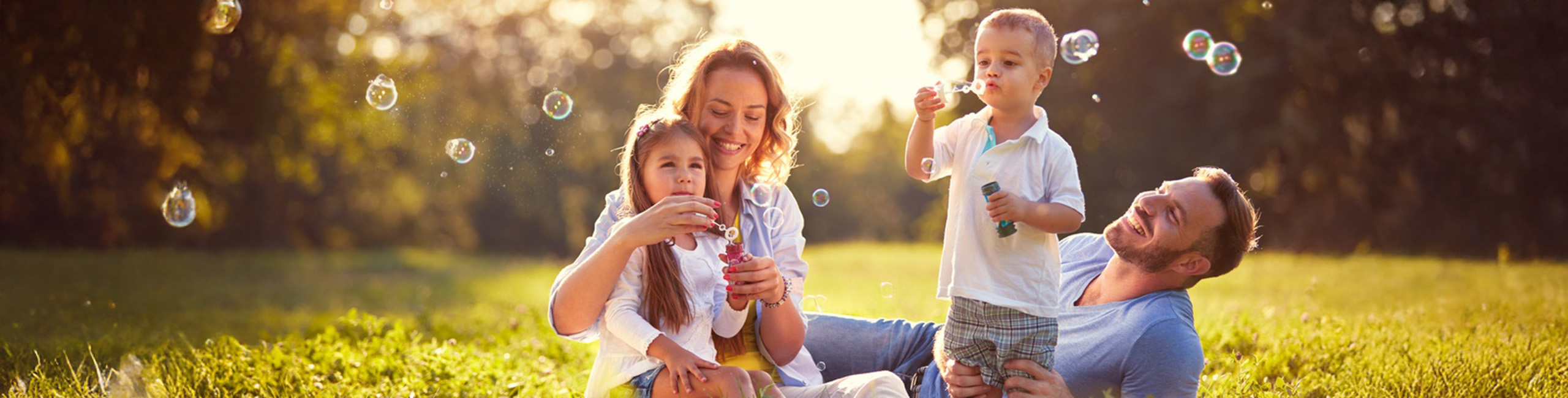 Brezskrbna, zdrava družina se igra na prostem.