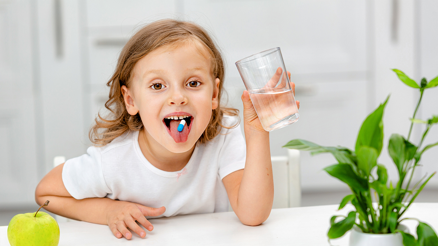 Deklica jemlje prehransko dopolnilo za imunski sistem.