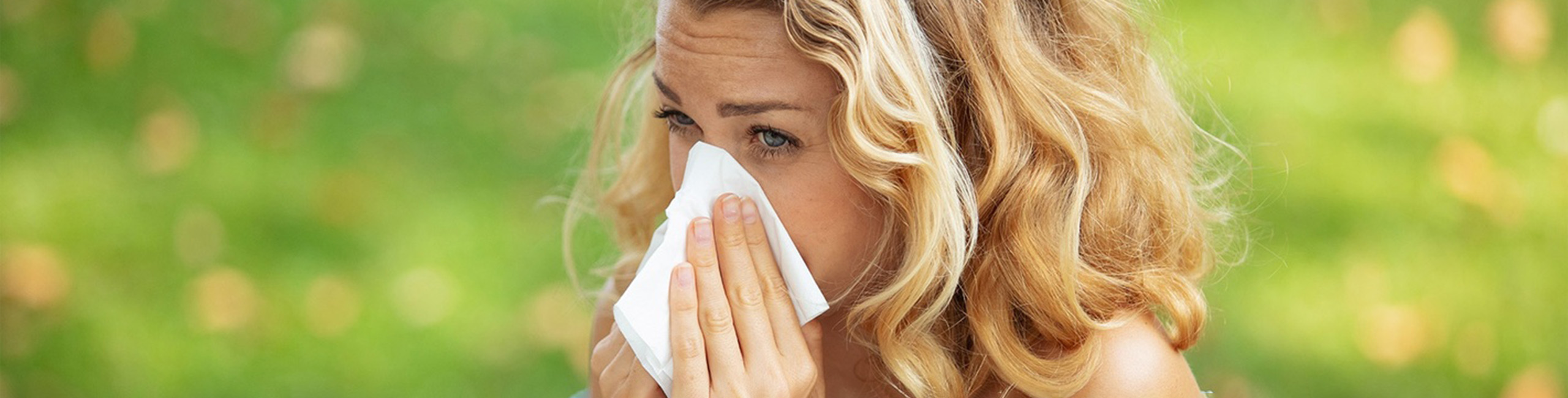 Ženska z dihalno okužbo poleti.