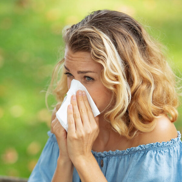 Ženska z dihalno okužbo poleti.