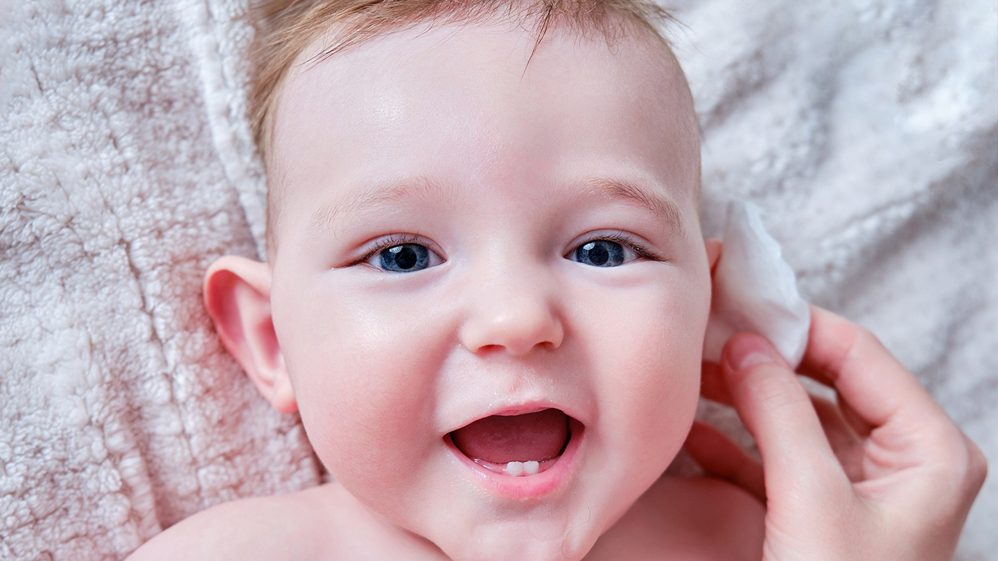 Dojenček z vnetjem ušesa na odeji.