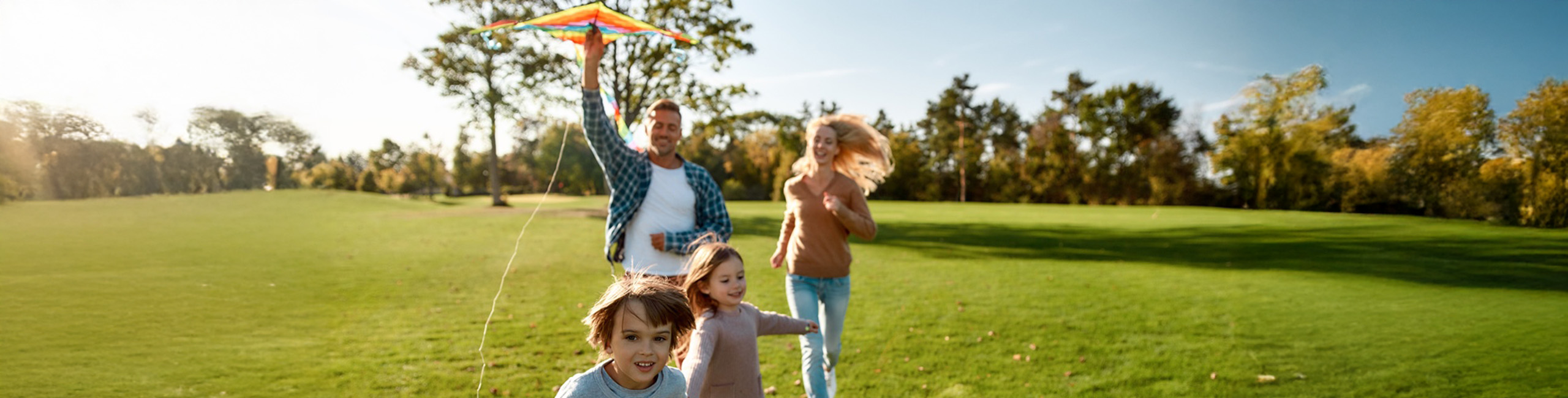 Družina na prostem, uživanje v počitnicah.