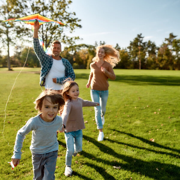 Družina na prostem, uživanje v počitnicah. 