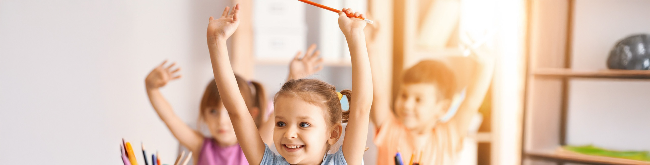 Veseli otroci v šoliali vrtcu.