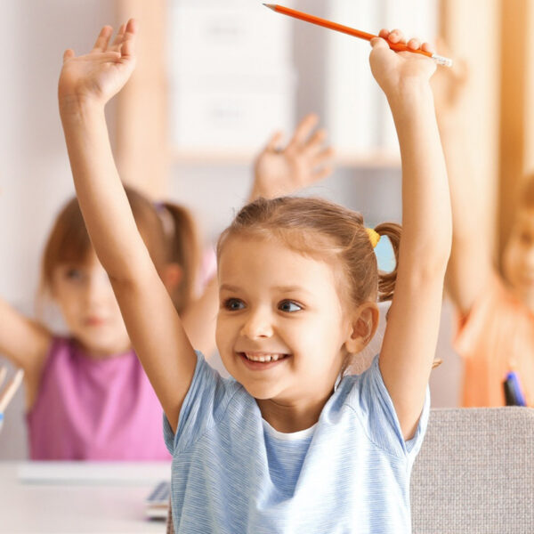 Veseli otroci v šoliali vrtcu.