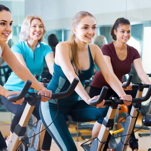 Mlade ženske uživajo v skupinski vadbi.