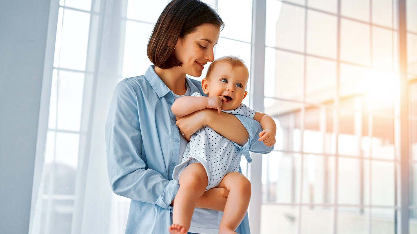 Mama z otrokom v naročju.