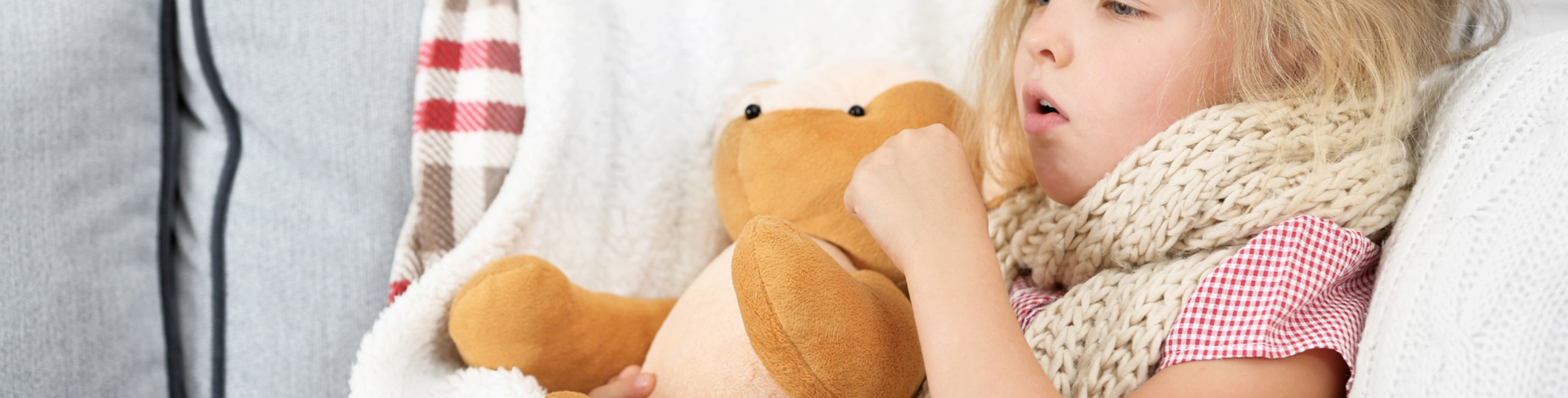 Bolna punčka se oprijema plišaste igrače.