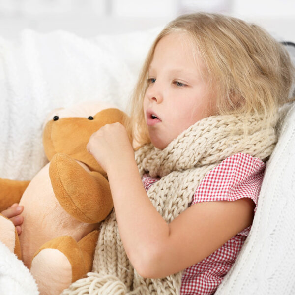 Bolna punčka se oprijema plišaste igrače.