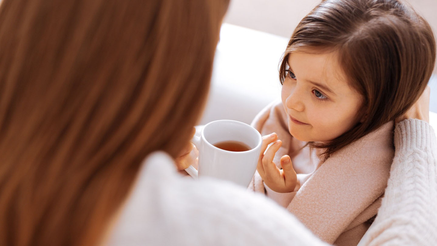 Bolna šolarka pije čaj.