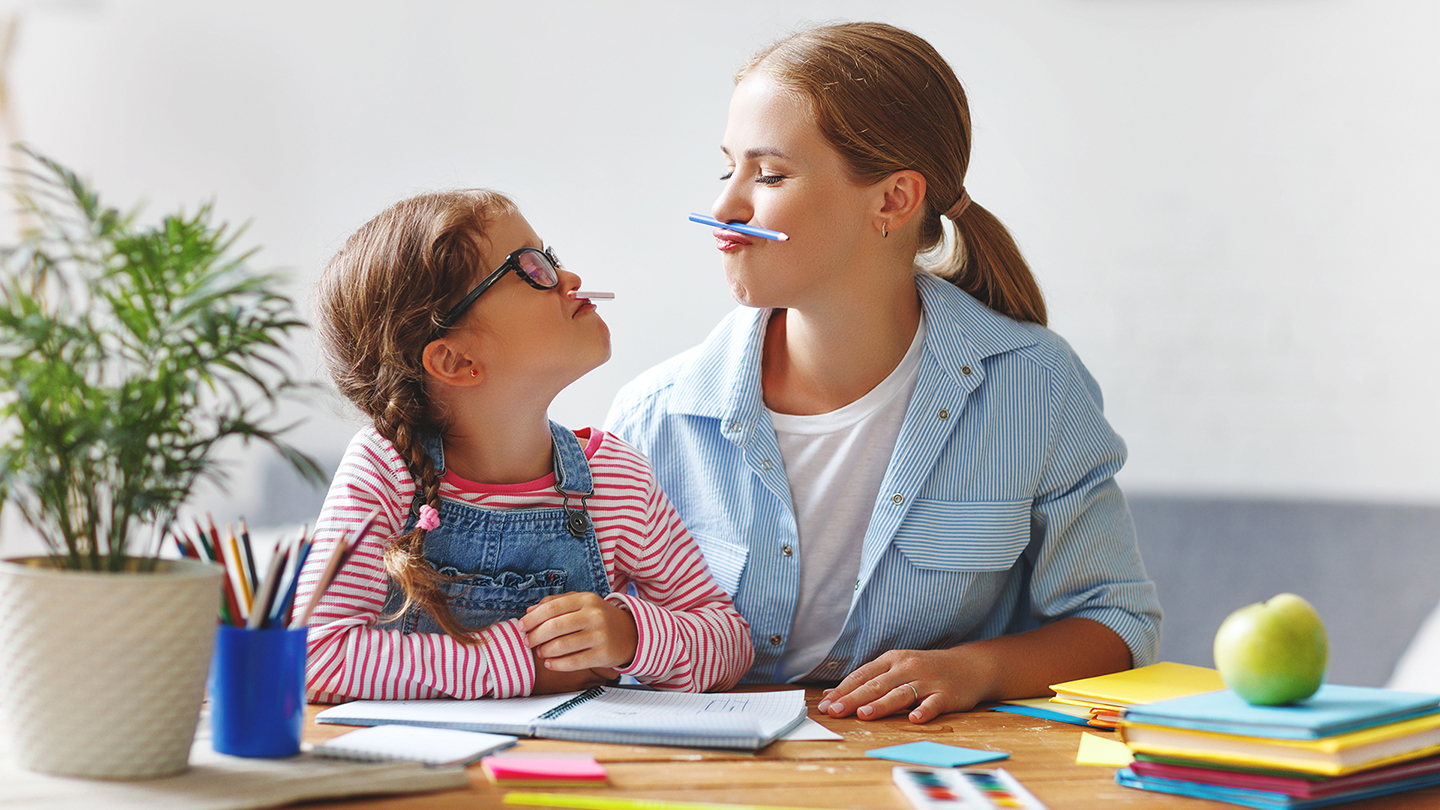 Sestri se igrata ob delanju domače naloge.