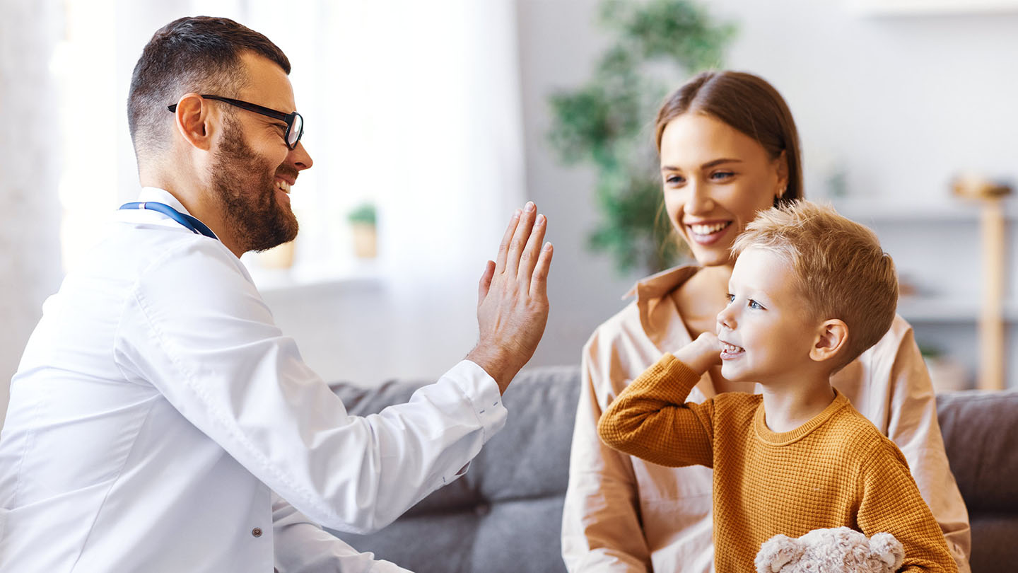 Otrok in mama na pregledu pri pediatru.