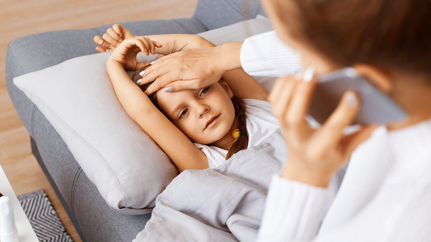 Boln otrok z mamo, prehlad, gripa.