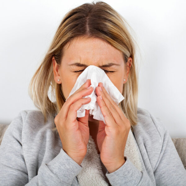 Bolna ženska, razlika med prehladom in gripo.