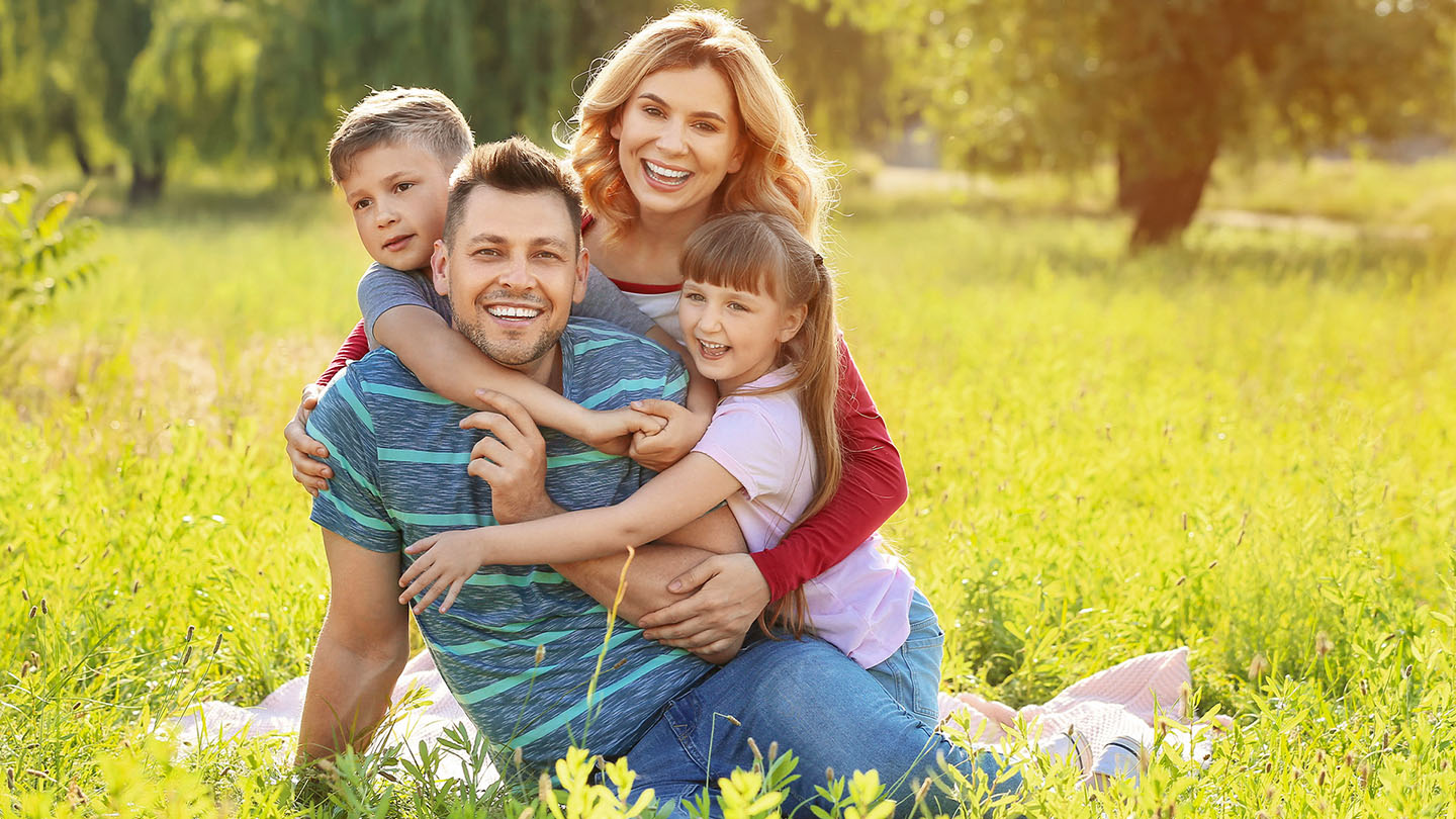 Srečna družina na pikniku v naravi.