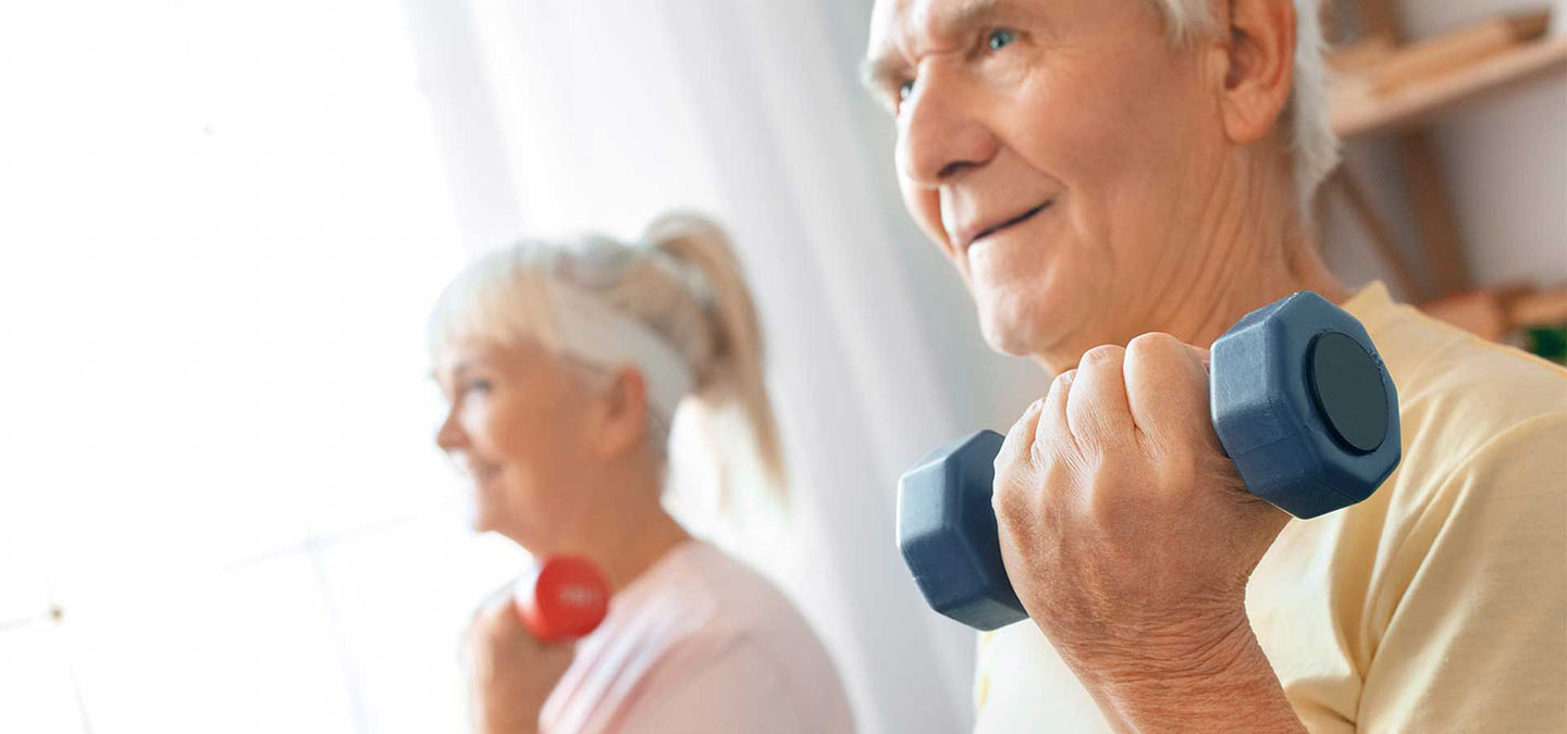 Starejši par pri telesni vadbi, krepitev imunskega sistema.