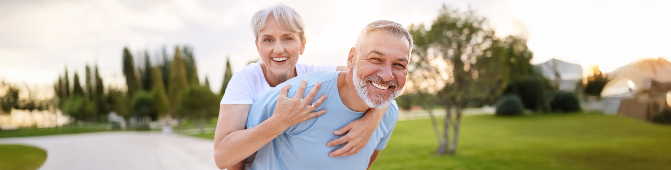 Zdrav starejši par uživa v naravi.