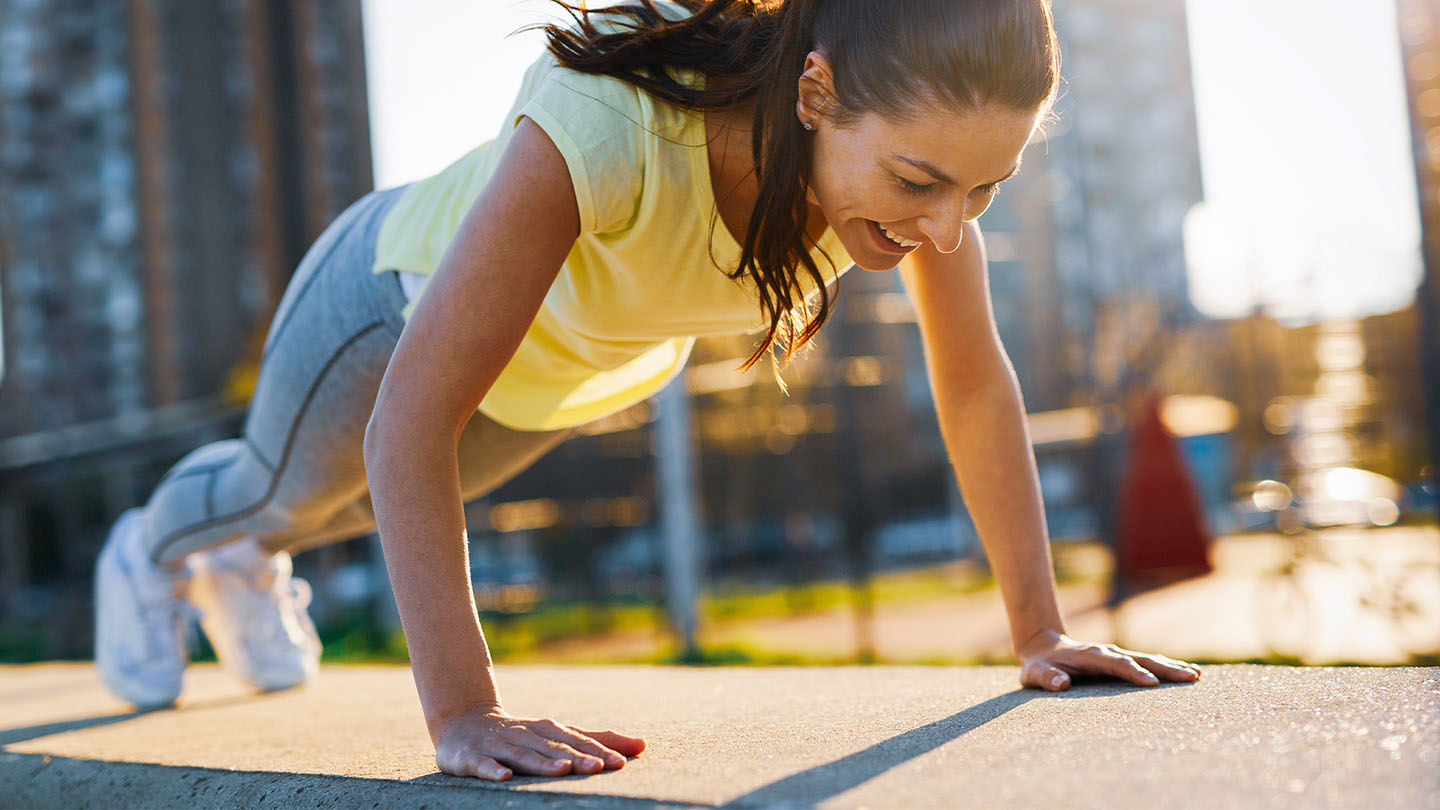Ženska pri fizični vadbi.