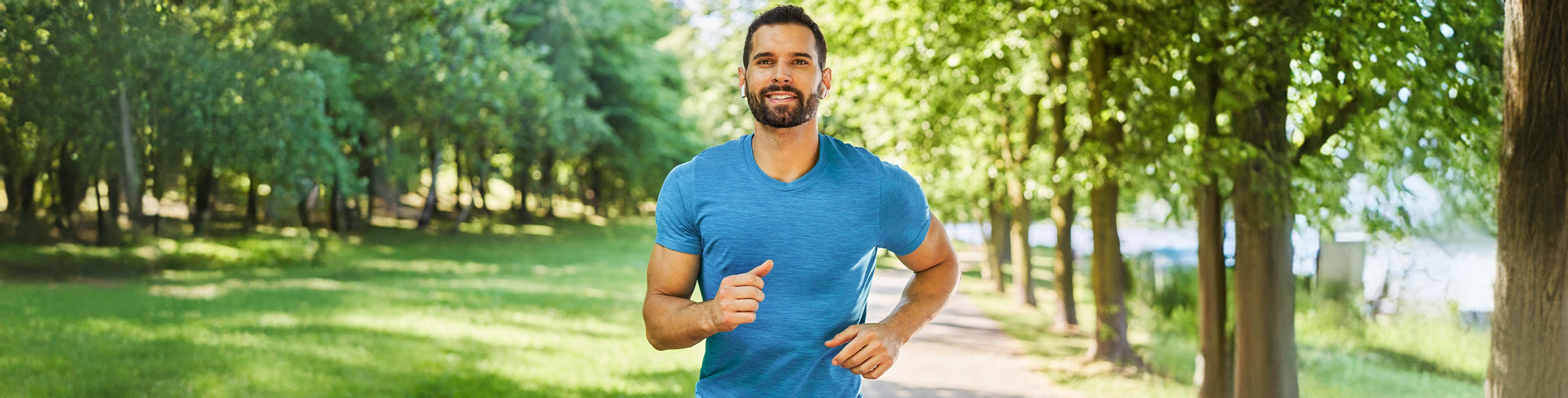 Moški teče v parku, telesna dejavnost.