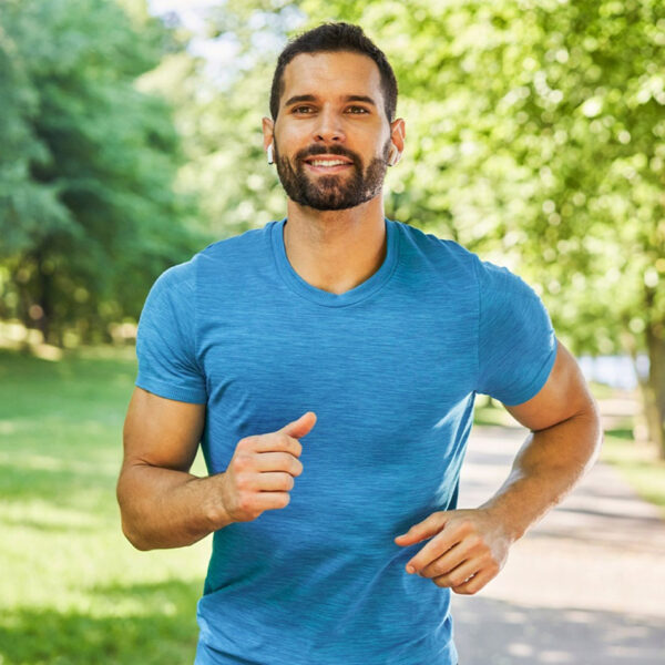 Moški teče v parku, telesna dejavnost.