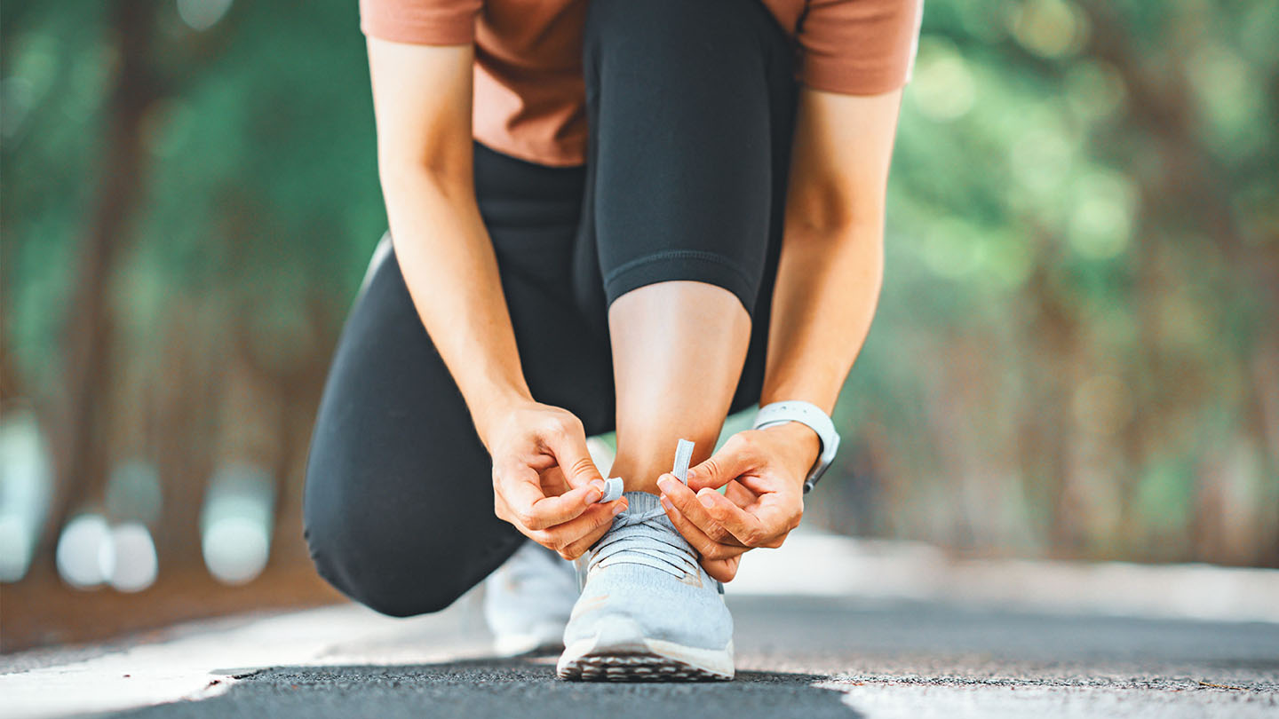 Zavezovanje vezalk pred tekom.