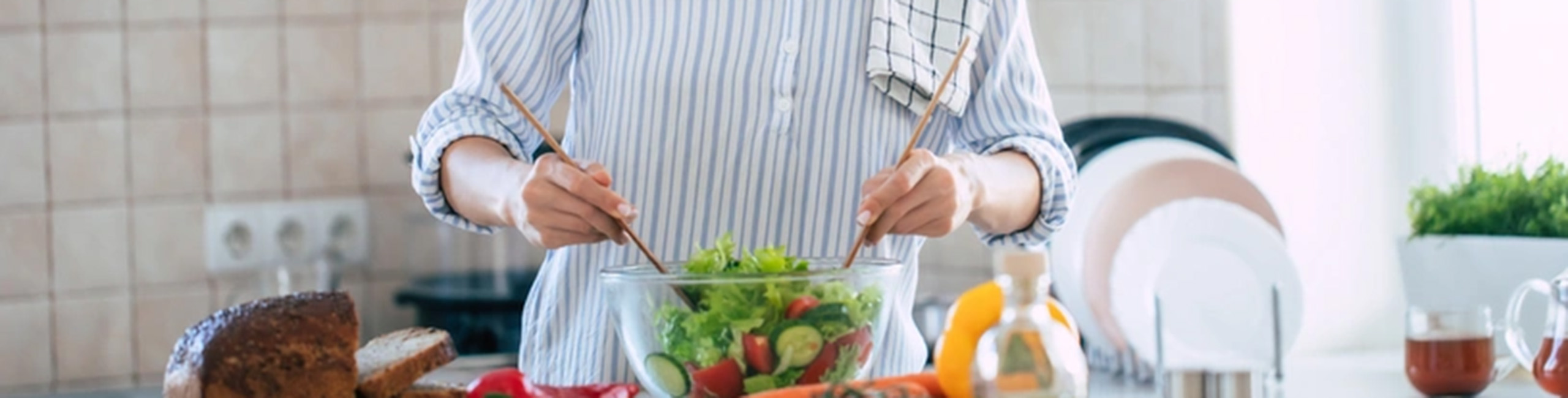 Ženska pripravlja zdravo solato, polno vitamina C in cinka.